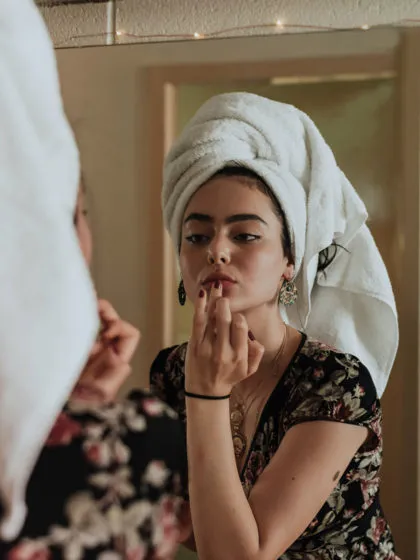 9 Fehler, die nur Frauen machen, die sich nicht schminken können und was die Lösung ist