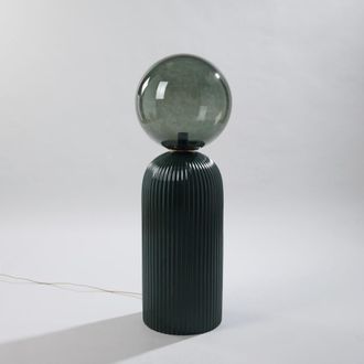 Maisons du monde L&aacute;mpara de pie de cer&aacute;mica estriada verde y globo de vidrio, 101 cm