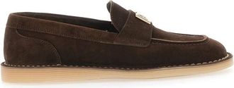 Dolce & Gabbana Bruine loafers met logoplaat op de voorkant en contrasterende stiksels in su&egrave;de voor dames - Dames - Loafers - Bruin - 37 1/2 EU - Su&egrave;de - Schoenen