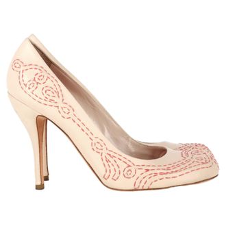 Alexander McQueen Alexander McQueen Pumps met Stikdetails in Crème Leer