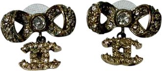 Chanel Chanel Kristallen CC Strik Dangle Oorbellen in Goudmetaal