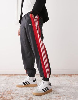 adidas Originals Pantaloni neri e rossi-Rosso