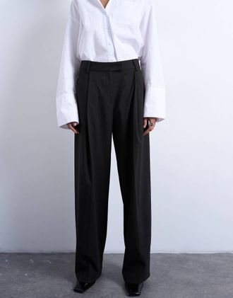 Topshop Pantaloni a vita bassa color cioccolato scuro gessati a righe molto sottili con fibbia in coordinato-Marrone