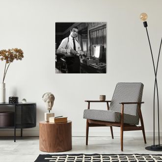 Queence Acrylglasbild »The Drink« Film Filmfiguren Filmszene Foto Mann Schwarz-Weiss Stars Fine Art-Print in Galeriequalität