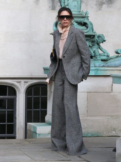 Grazie, Victoria! Ora sappiamo come rendere cool un noioso completo grigio