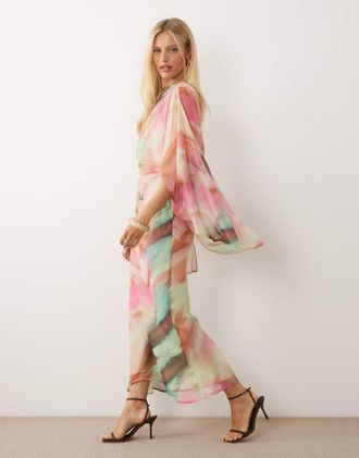 Asos Vestito al polpaccio drappeggiato con maniche a kimono e mantella con stampa multicolore astratta e apertura sul retro