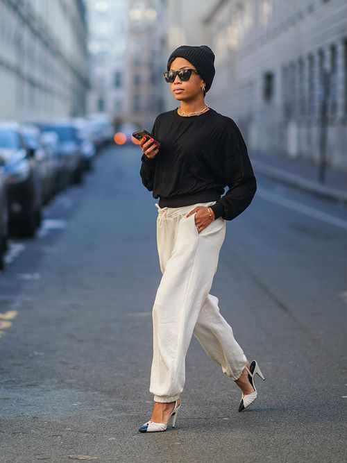 Streetstyle mit schwarzem Pulli und Sweater zu weißer Jogginghose.