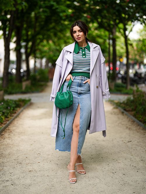 Streetstyle mit einem Jeansrock einem Stricktop und einem lila Trenchcoat.