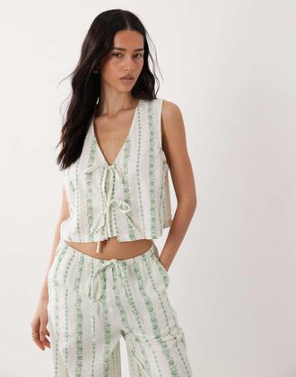 Nobody's Child Thandy - Gilet in cotone color crema e verde a fiori con laccetti in coordinato-Bianco