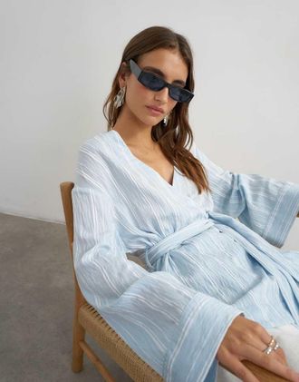 Topshop Top avvolgente blu a righe con laccetti