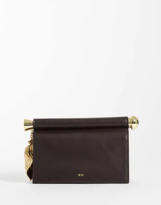 JW PEI Holly - Pochette marrone scuro decorata con ciondolo in metallo