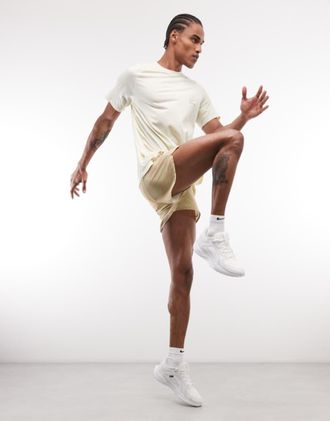 Nike Stride Dri-FIT - Pantaloncini foderati beige con stampa da 5-Neutro