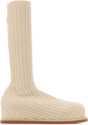 Amina Muaddi Veneda Stretch Flatform Boot - Dames - Hoge Laarzen - Beige - 38 EU - Wol - Schoenen