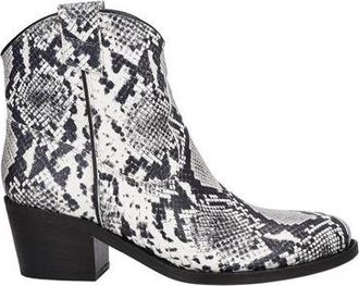 Via Roma 15 FOOTWEAR - Ankle boots sur YOOX.COM