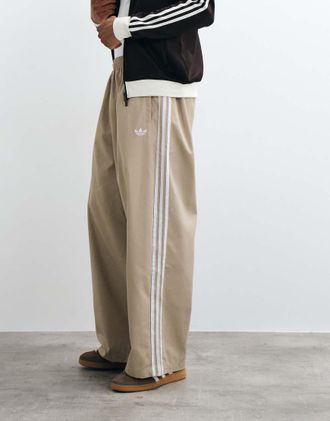 adidas Originals pantaloni in twill color kaki chiaro-Verde