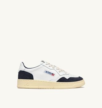 Autry MEDALIST LOW SNEAKERS IN WHITE LEATHER AND OCEAN SUEDE