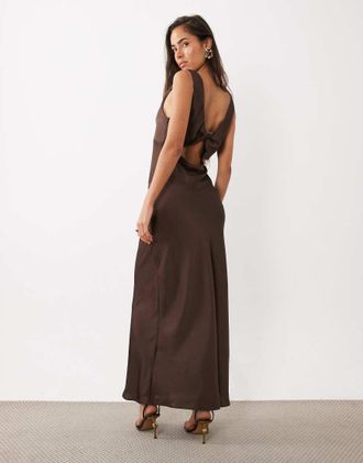Vila vestito lungo in satin con scollo a V profondo marrone cioccolato