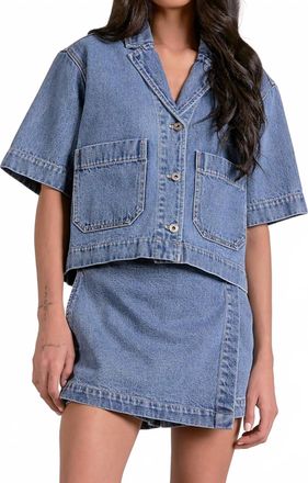 Elan Short Sleeve Pocket Shirt In Denim Mid Wash