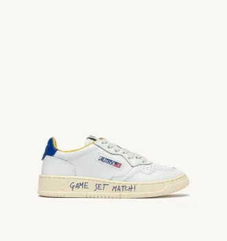 Autry MEDALIST LOW SNEAKERS IN LEATHER COLOR WHITE AND BEAU BLUE WITH LETTERING