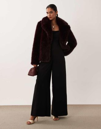 Forever New cappotto corto in pelliccia sintetica con rever bordeaux-Rosso