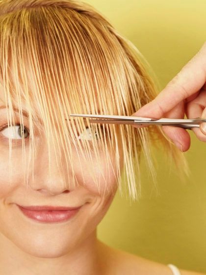 Capelli fuori controllo? Ecco come tagliare la frangia a casa in 5 step