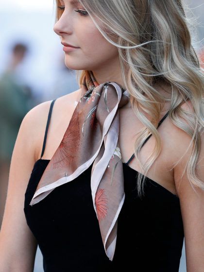 Zo draag je je sjaal (en niet alleen om je nek)