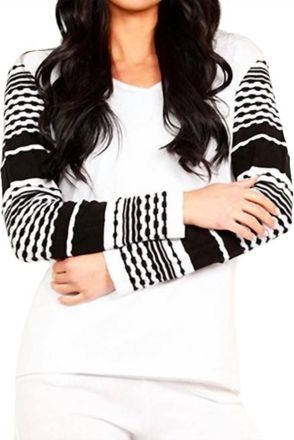 Angel Detailed Sleeve V-Neck Top In White/black