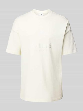 adidas T-Shirt mit Label-Stitching in Offwhite, Gr&ouml;&szlig;e L