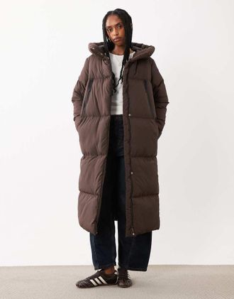 Threadbare Cappotto lungo imbottito marrone cioccolato con cappuccio e tasche sul davanti