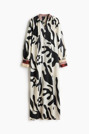 H&M Kleid in Loose Fit - Cremefarben/Schwarz Gemustert