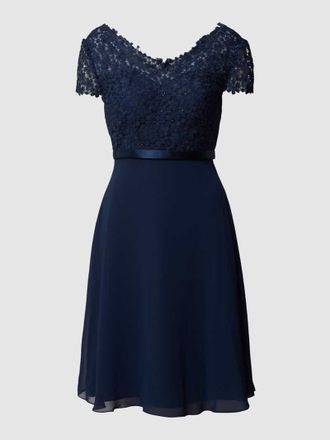 Luxuar Luxuar Cocktailkleid mit Ziersteinen und floralen Stickereien in Dunkelblau, Gr&ouml;&szlig;e 42