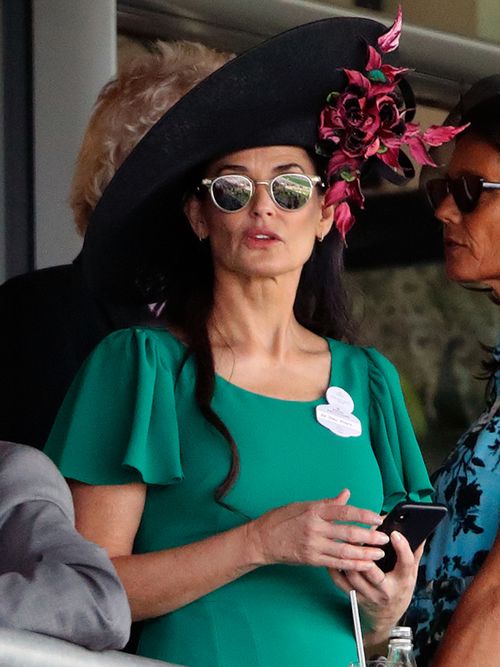 Zum Pferderennen eingeladen, doch keine Ahnung, wie das perfekte Pferderennen Outfit aussieht? Wir zeigen den Dresscode, für einen Rennbahn Besuch.