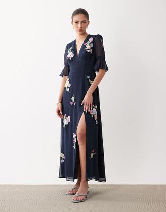 Hope & Ivy Vestito lungo blu navy con scollo a V e spacco sulla coscia a fiori ricamati