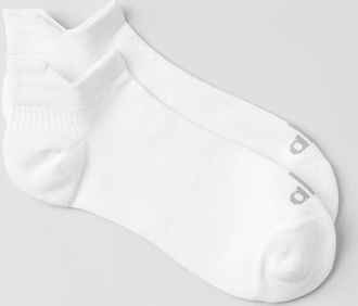 Alo | Performance Tab Socks in White/Titanium, Size: Medium