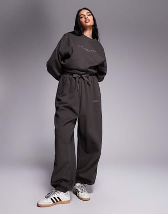 adidas Originals Joggers kaki scuro con logo lineare-Verde