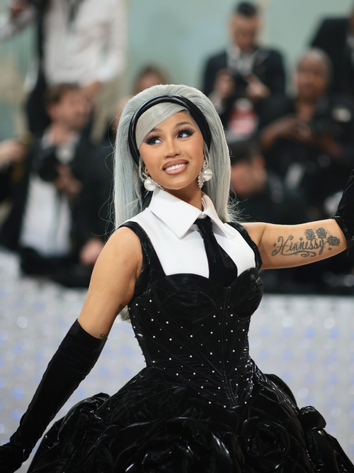 Cardi B trägt eine schwarze Krawatte als Anspielung auf Karl Lagerfelds ikonischen Look.