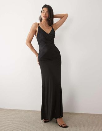 Asos Vestito lungo pliss&eacute; nero con scollo a V e schiena scoperta