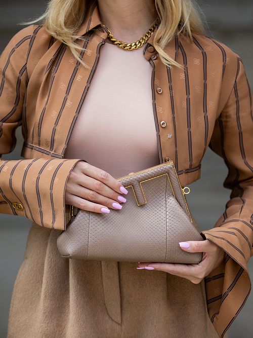 Ausschnitt eines beigen Streetstyle-Looks mit der Fendi First Bag im Fokus.