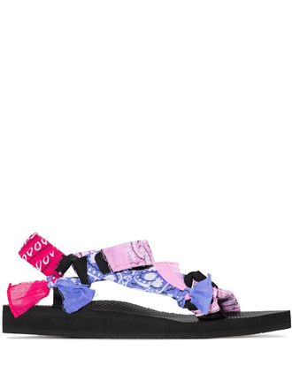 Arizona Love Trekky sandalen met bandanaprint - Roze