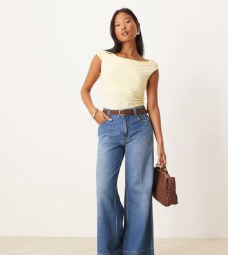 Asos Petite ASOS DESIGN Petite - Jeans con fondo ampio lavaggio medio scuro con piega sul davanti e cintura-Blu