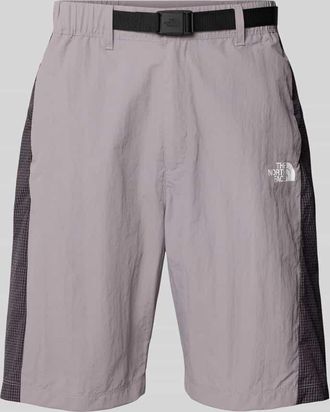 The North Face Shorts mit Logo und G&uuml;rtel in Hellgrau, Gr&ouml;&szlig;e XXL