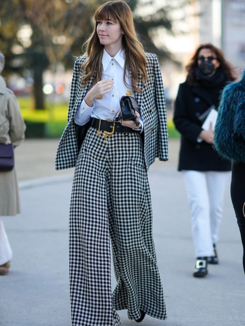 Streetstyle mit einer karrierten Hose und einer weißen Bluse.