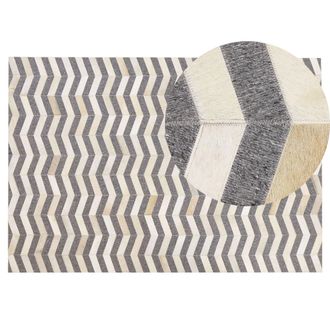 Beliani Beliani - Alfombra De Piel De Vacuno Gris Y Beige Patr&oacute;n Geom&eacute;trico Chevron Retro 140 X 200 Cm Baggoze