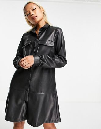 Noisy May Hemdkleid aus Kunstleder in Schwarz mit Sch&ouml;&szlig;chen