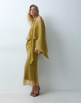 Asos vestito lungo con spalle scoperte, mantella in chiffon e foulard, ocra-Giallo