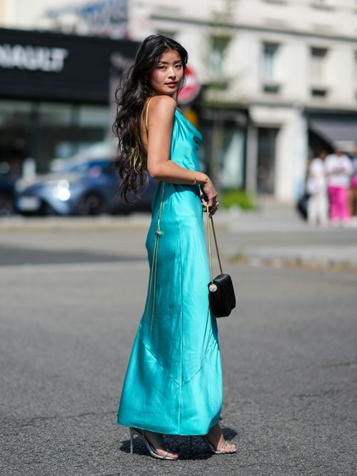 Influencerin Caroline Hu trägt ein türkises Seidenkleid in Paris