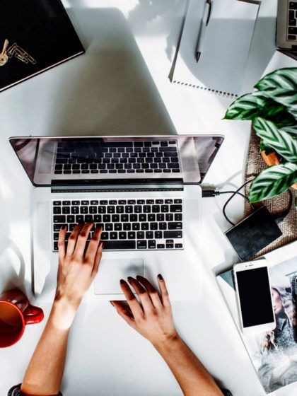 Practica estos trucos para recuperarte cuando estás cansada en la oficina