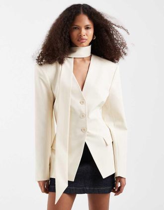 Asos Blazer stretto in vita color avorio con spalle imbottite e sciarpa-Bianco