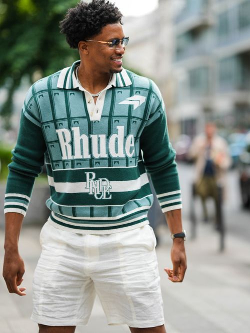 Basketball Spierl Rudy Gay trägt ein Tricot Shirt von Rhude und eine weiße Hose auf der Paris Fashion Week.