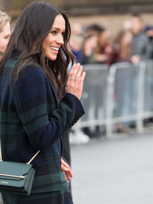 Meghan Markle trägt filigrane, feine Silberringe.